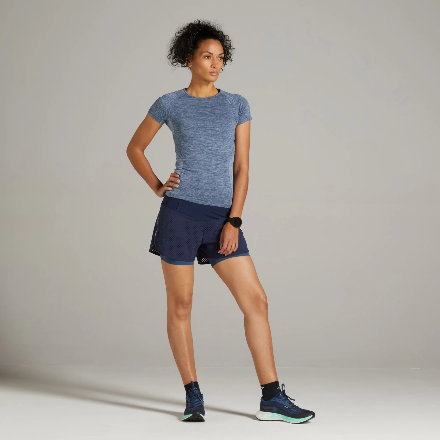 KIPRUN KIPRUN 2-IN-1 WOMEN'S RUNNING SHORTS WITH BUILT-IN TIGHT SHORTS Navy blue/Whale grey 6 KIPRUN KIPRUN 2-IN-1 WOMEN'S RUNNING SHORTS WITH BUILT-IN TIGHT SHORTS Navy blue/Whale grey - Image 6