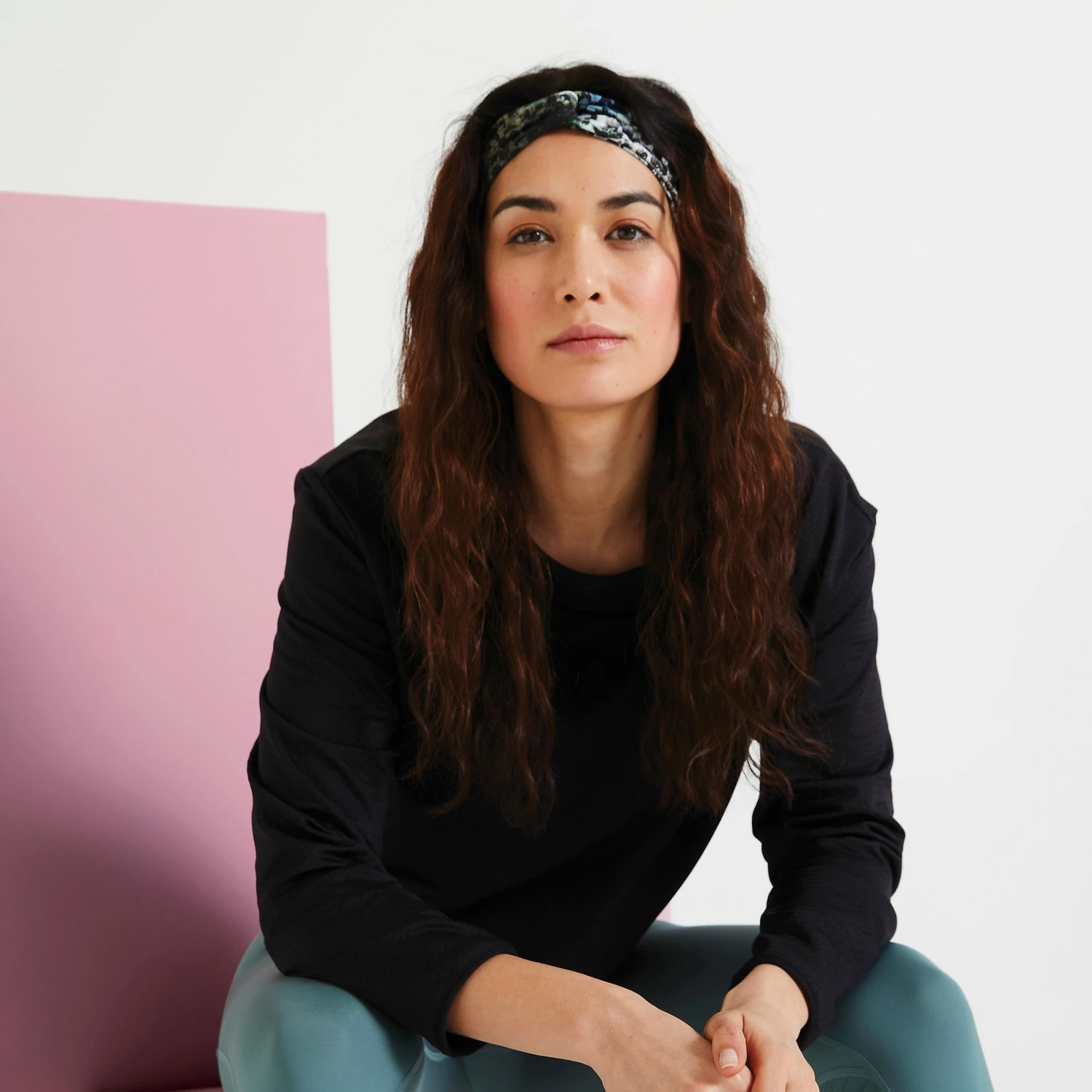 DOMYOS Women's Fitness Cardio Training Headband with Elastic BLACK/BLACK 3 DOMYOS Women's Fitness Cardio Training Headband with Elastic BLACK/BLACK - Image 3